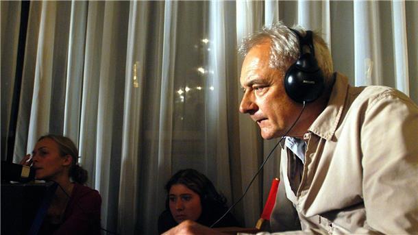 TV-Regisseur Sigi Rothemund gestorben Sigi Rothemund bei Dreharbeiten für den Krimi „Donna Leon - Venezianisches Finale“ 2002. Der Fernsehregisseur ist auf der Balearen-Insel Menorca gestorben.