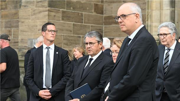 Sigmar Gabriel (M) hielt eine der Trauerreden, auch viele andere Gäste aus seiner politischen Zeit nahmen an der Trauerfeier teil.