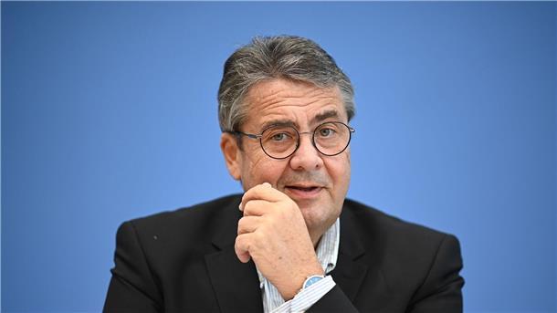 Sigmar Gabriel spricht im Jahr 2020 bei einer Pressekonferenz.