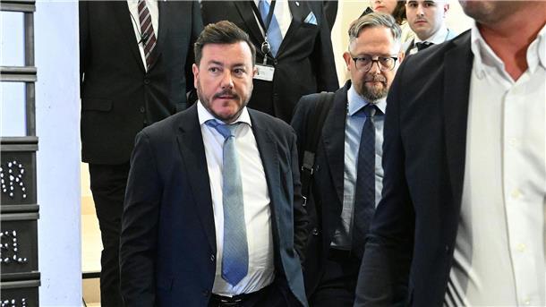 Signa-Gründer René Benko (l) trifft mit seinem Anwalt Norbert Wess im Parlament ein.