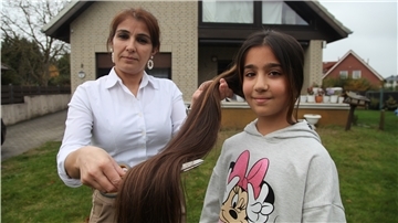 Siham Abdulfatah schneidet die Haarpracht ihrer Tochter Malak ab. Malak will die Haare spenden.