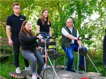 Silke Vehring, Silvan Meyer, Melina Ringen und Marco Mohrmann (von links)) treten kräftig in die Pedale der Fahrrad-Draisine.