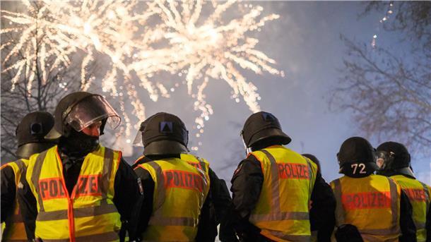 Silvester, Alkohol und Feuerwerk sind eine Mischung, die die Polizei und auch Rettungskräfte massiv fordert. Und so fordern die Polizeigewerkschaft wie auch Mediziner ein generelles Feuerwerksverbot.