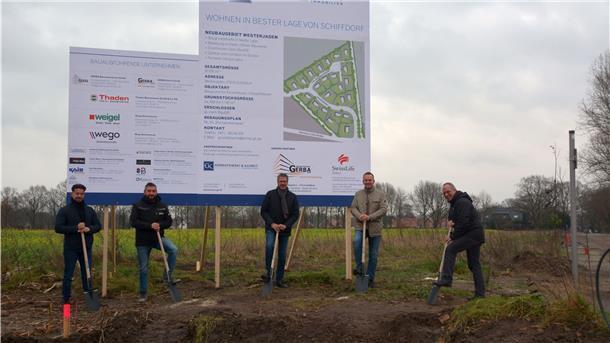 Silvester Gerbatowski (links), Jaroslav Gerbatowski, Gemeindebürgermeister Klaus Wirth, Alexander Kaireit und Bauamtsleiter Stefan Grün kommen zum ersten Spatenstich am Neubaugebiet Westerjarden in Schiffdorf zusammen.