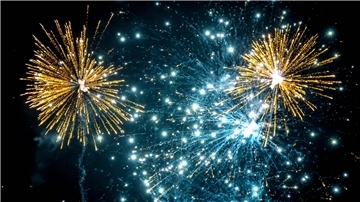 Buntes Feuerwerk am Himmel