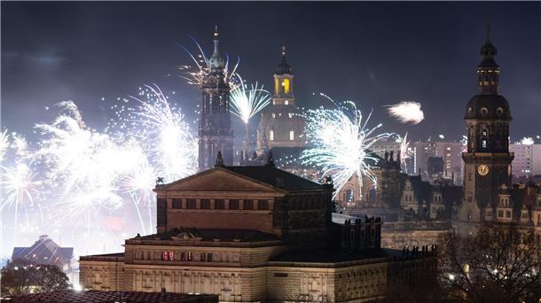 Silvesterfeuerwerk über der barocken Stadtsilhouette von Dresden.