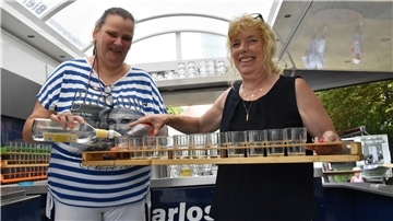 Silvia Ahrens und Erika Gloger (rechts) sind die Stammbesetzung auf dem Kult-Getränkewagen „Erikas Meter“. Sie mixen die Mischungsmeter blind.