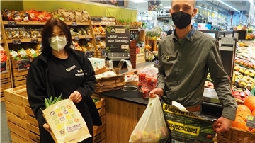 Silvia Lauer-Pargmann, Mitarbeiterin der Obst- und Gemüseabteilung und Keno Janßen, stellvertretender Marktleiter, präsentieren die Verpackungsmöglichkeiten im Edeka-Center Lehrke.