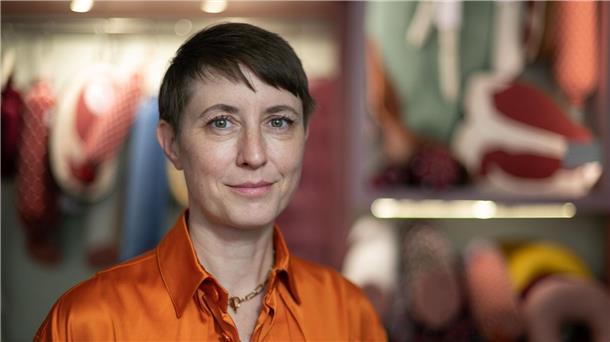 Flausch-Wurst und Cord-Flamme: Kuschelobjekte für Erwachsene Silvia Wald wollte nicht einfach Kuschelobjekte für Erwachsene designen, sondern ihre flauschige Fleischauslage soll eine ernste Botschaft vermitteln.