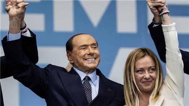 Silvio Berlusconi und die heutige Ministerpräsidentin Giorgia Meloni bei einer Wahlkampfveranstaltung in Rom. Berlusconis Forza Italia schaffte es als kleiner Partner von Meloni im Herbst 2022 noch mal in die Regierung.