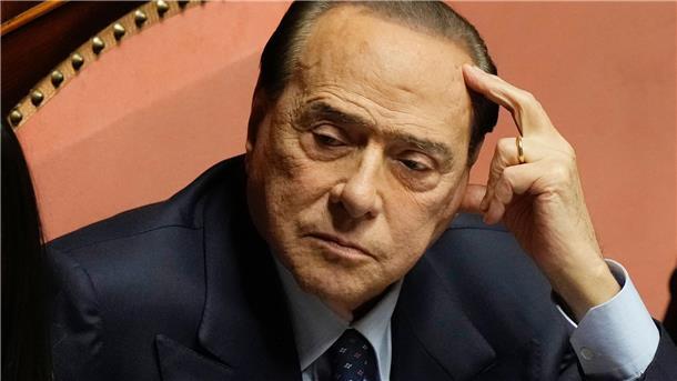 Italiens Ex-Regierungschef Berlusconi auf Intensivstation Silvio Berlusconi war erst vor einigen Tagen aus der Klinik entlassen worden.