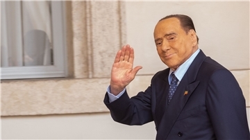 Silvio Berlusconi winkt am Präsidentenpalast Quirinale in Rom.