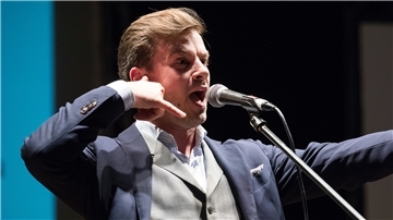 Simon Bröker singt.