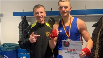 Simon Grünholz (rechts) mit dem zweiten Vorsitzenden und Trainer Maxim Olegsjuk.