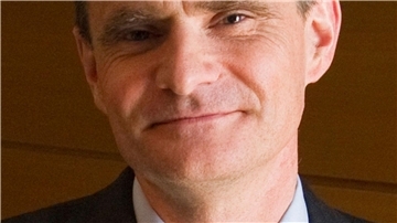 Simon Johnson stammt ursprünglich aus Großbritannien, lebt aber schon lange in den USA.