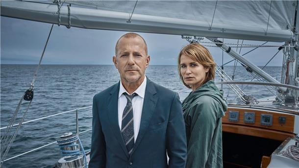 „Die Frau im Meer“: Hochkarätig besetzter Krimi-Zweiteiler Simon Kessler (Heino Ferch) und Silke Broder (Anja Kling) fahren zusammen mit dem Boot raus.