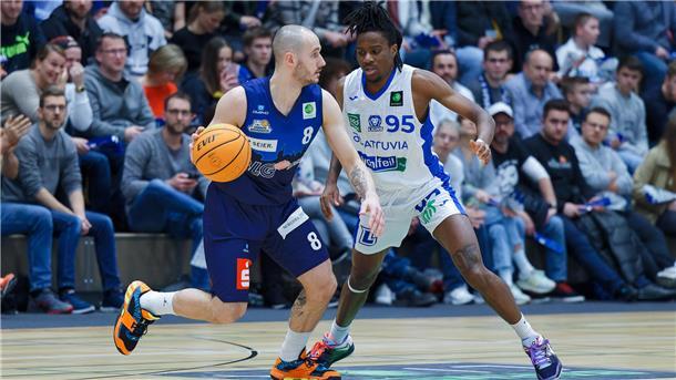 Simon Krajcovic (links) wird von Karlsruhes Marc-Antoine Loemba verteidigt. Der Spielmacher der Eisbären brachte es mit 14 Punkten und 11 Assists auf ein Double-Double.
