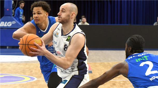 Simon Krajcovic (Mitte) und die Eisbären haben sich bereits acht Heimniederlagen geleistet. Gegen den Playoff-Konkurrenten Phoenix Hagen wäre eine weitere Heimpleite besonders bitter.