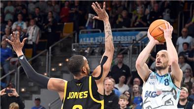 Simon Krajcovic (rechts) trifft mit den Gießen 46ers auf seinen Ex-Club, die Eisbären Bremerhaven.