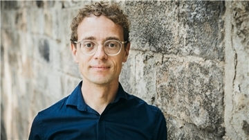 Ein Mann mit Brille 