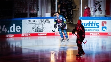 Simon Stowasser läuft aufs Eis in der Bremerhavener Eisarena. Der 18-Jährige feierte gegen Iserlohn sein Debüt bei den Fischtown Pinguins.