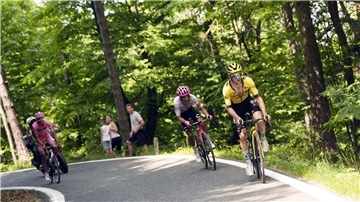 Simon Yates (r) distanziert Richard Carapaz und Isaac del Toro (l) am Colle delle Finestre.
