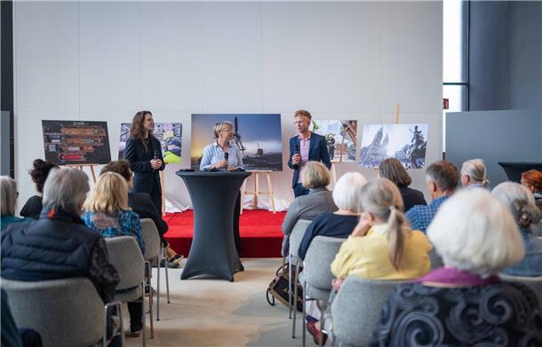 Sina Schuldt (links) und Arnd Hartmann bei der Verleihung des Fotopreises in Bre...