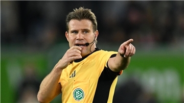 Sind die Ansagen von Felix Brych bald auch im Stadion zu hören?