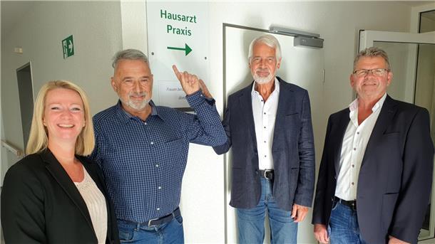 Eine Frau und drei Männer