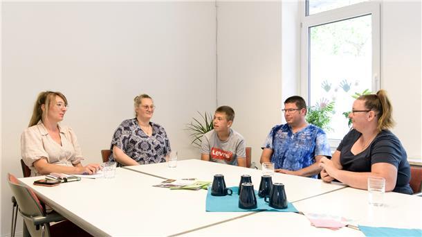 Sind nach wie vor gut im Gespräch (von links): die AWO-Mitarbeiterinnen Kerstin Nieschulze und Sylvia Stelljes mit Maximilian, Matthias und Swea Wendlandt.