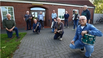 Eine Band mit Instrumenten. 