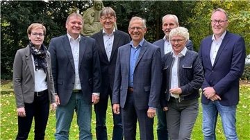 Gruppenfoto mit sieben Erwachsenen.  Sinkende Kirchensteuereinnahmen bedrohten die Zukunft: Dank der Stiftung - das Foto zeigt den aktuellen Vorstand - kann die Sittensener Kirchengemeinde weiterhin ein aktives Gemeindeleben bieten.