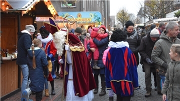 Das Foto zeigt Sinterklaas beim Gang durch die Zevener Innenstadt. 