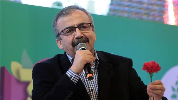 PKK-Anführer Öcalan darf prokurdische Politiker empfangen Sirri Süreyya Önder gehört zu den prokurdischen Politikern, die den inhaftierten PKK-Anführer Öcalan besuchen dürfen. (Archivbild)