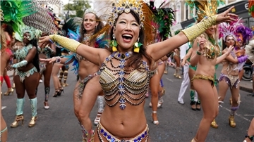 Das Foto zeigt spärlich bekleidete Tänzerinnen beim Karneval. 