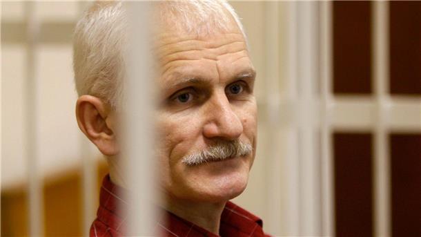Belarus macht Friedensnobelpreisträger Bjaljazki den Prozess Sitzt seit 2021 in Haft: Ales Bjaljazki (Archivbild).