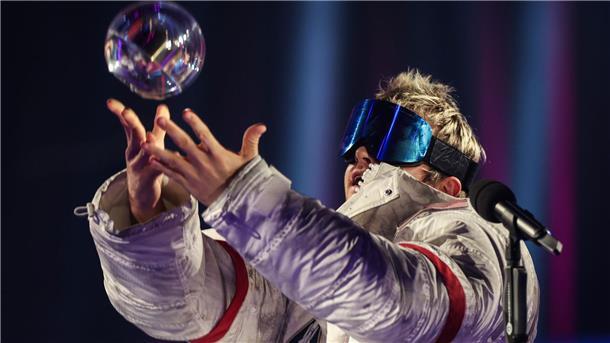 „1Live-Krone“-Verleihung: Ski Aggu feiert dreimal Ski Aggu wirft seinen Preis „Bester Newcomer Act“ hoch.
