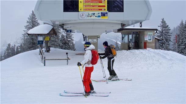 Wandern statt Skifahren: Viele wollen am Winterurlaub sparen Ski-Urlaub ist teuer.