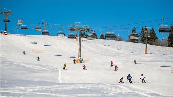 Winterfreude am Adventswochenende - zum Montag Glatteis Skifahrer nutzen das Winterwetter und fahren den Feldberg hinab.