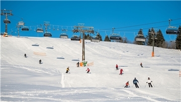 Skifahrer nutzen das Winterwetter und fahren den Feldberg hinab.