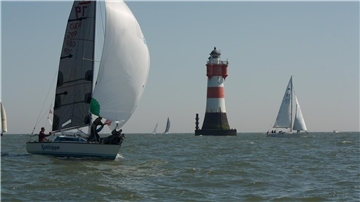 Leuchtturm Roter Sand mit Segelschiffen