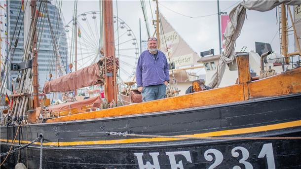 Skipper Thees Fock steht an Deck der "Landrath Küster" - das Schiff ist der älteste Gast auf den Maritimen Tagen.  
