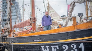 Skipper Thees Fock steht an Deck der "Landrath Küster" - das Schiff ist der älteste Gast auf den Maritimen Tagen.  