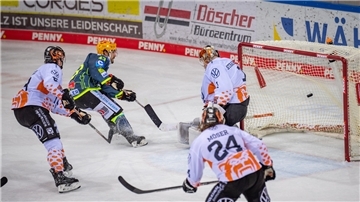 Eishockeyspieler in Aktion. Tor für Bremerhaven.
