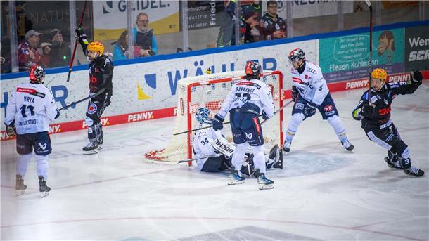 Skyler McKenzie (links) und Markus Vikingstad bejubeln das 1:0 gegen Ingolstadt.