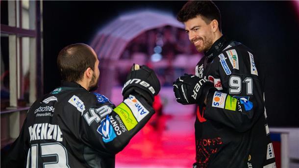 Skyler McKenzie (links) und Miha Verlic von den Fischtown Pinguins waren schon vor dem ersten Halbfinalspiel gegen den EHC Red Bull München gut drauf. Danach hatten sie noch mehr Grund zur Freude.