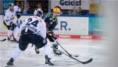 Skyler McKenzie (Nummer 43) und die Fischtown Pinguins wollen wieder gegen Red Bull München erfolgreich sein.