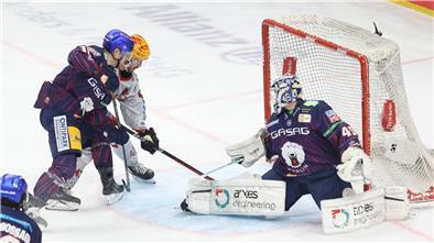 Skyler McKenzie (Zweiter von links) erzielte das 1:2 für die Fischtown Pinguins.