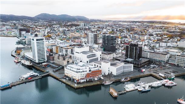Norwegisches Bodø feiert Beginn von Kulturhauptstadt-Jahr Skyline von Bodø: Die Kulturhauptstadt nördlich des Polarkreises hat 54.000 Einwohner.