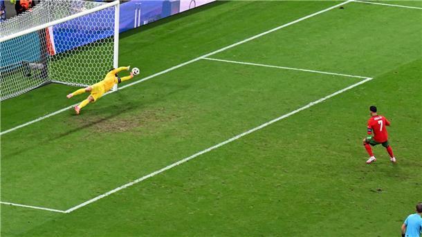 Weinender Ronaldo müht sich mit Portugal ins Viertelfinale Sloweniens Torhüter Jan Oblak (l.) pariert einen Elfmeterschuss von Cristiano Ronaldo.